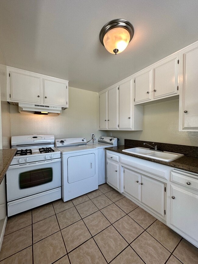 Building Photo - 5616 Rocket St