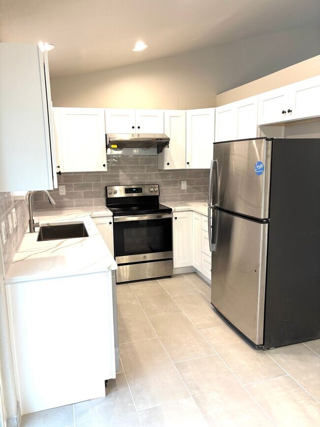 Building Photo - Stunning 4 bed 2 bath rental near Regis in...