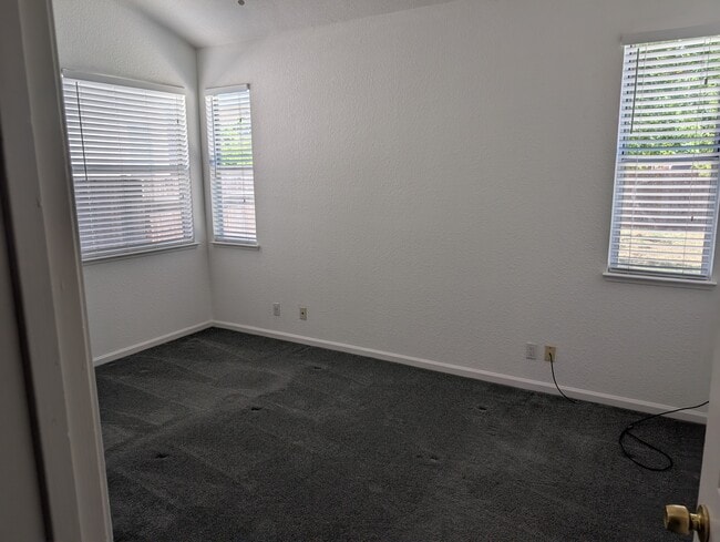 Building Photo - 1750 Lilly Ct