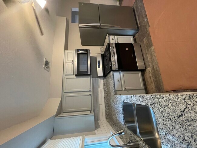 Building Photo - 2717 Circle Dr