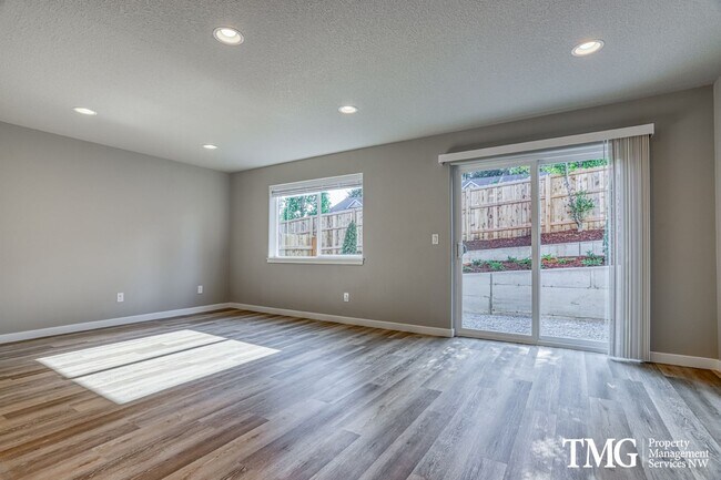 Foto del edificio - New 3 Bedroom 2.5 Bath End unit Townhome i...