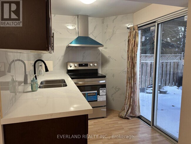 Photo du bâtiment - 49 Falling River Dr