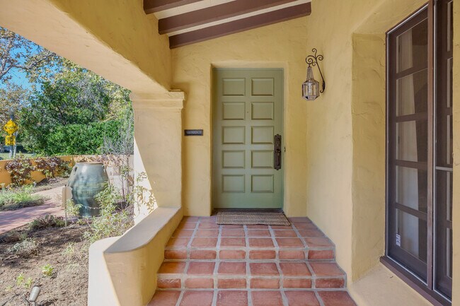 Building Photo - 500 N Las Palmas Ave