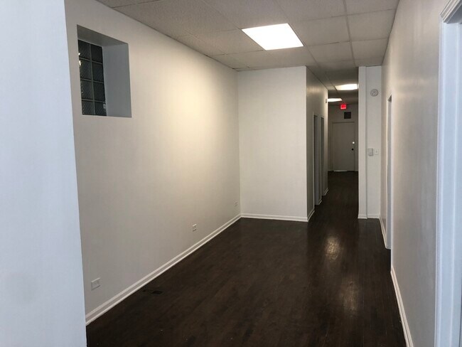 Foto del edificio - 2449 N Clybourn Ave