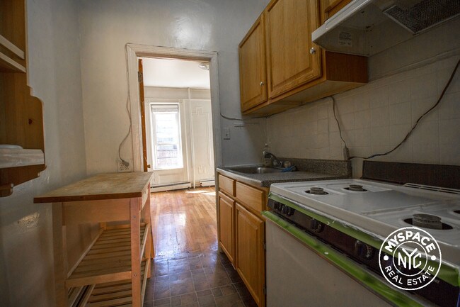 Foto del edificio - 46 Rogers Ave