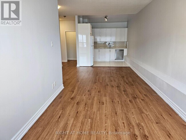 Photo du bâtiment - 1801 Eglinton Ave W