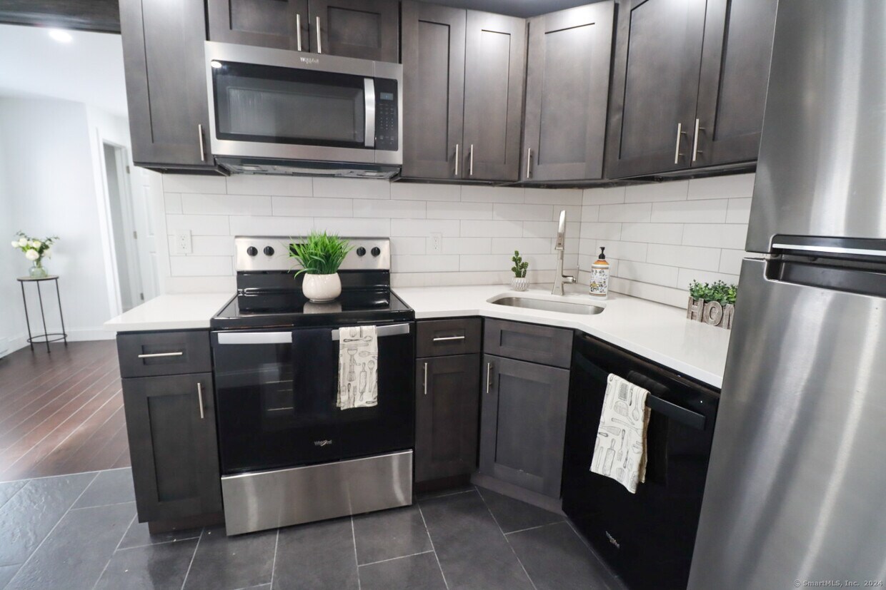 25 Brewer St Unit 2, New London, CT 06320 Room for Rent in New London