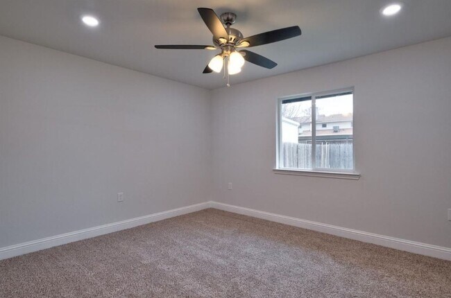 Foto del edificio - FOR LEASE - 3/2/2 - WEST LUBBOCK HOME