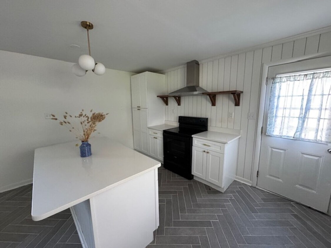Foto principal - 4 Bedroom Remodeled House off Old Forest Road