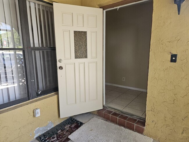 Building Photo - 7910 NW 70th Ct