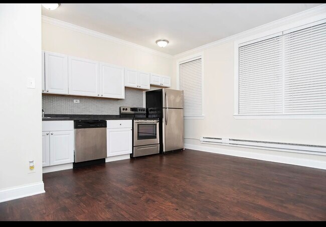 Building Photo - 3345 N Marshfield Ave