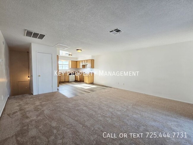 Foto del edificio - OPEN 3 BEDROOM/ 2 BATH CONDO