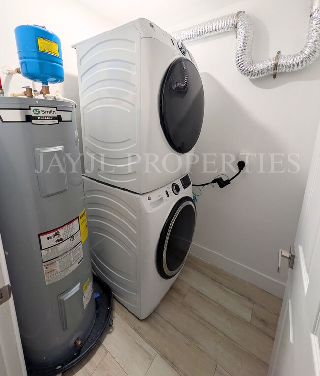 Foto del edificio - 1997 Bonneville Dr