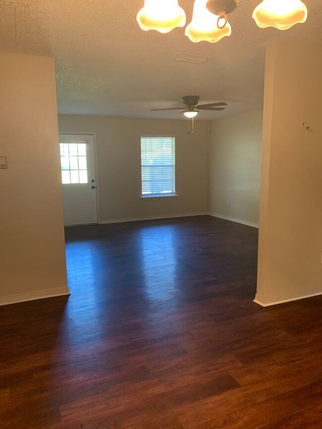 Building Photo - 2/1.5 Fenced yard, pet friendly, PHISD