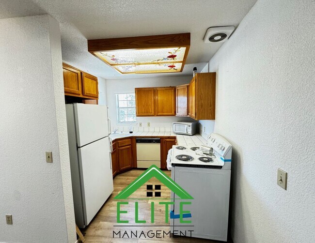 Building Photo - 7221 Hedge Ave