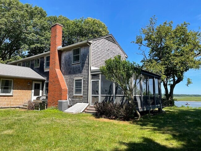 Building Photo - 69 Cove St