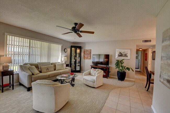Foto del edificio - 230 E High Point Ct