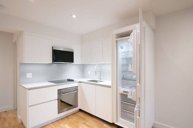 Building Photo - 3195 Av. Van Horne