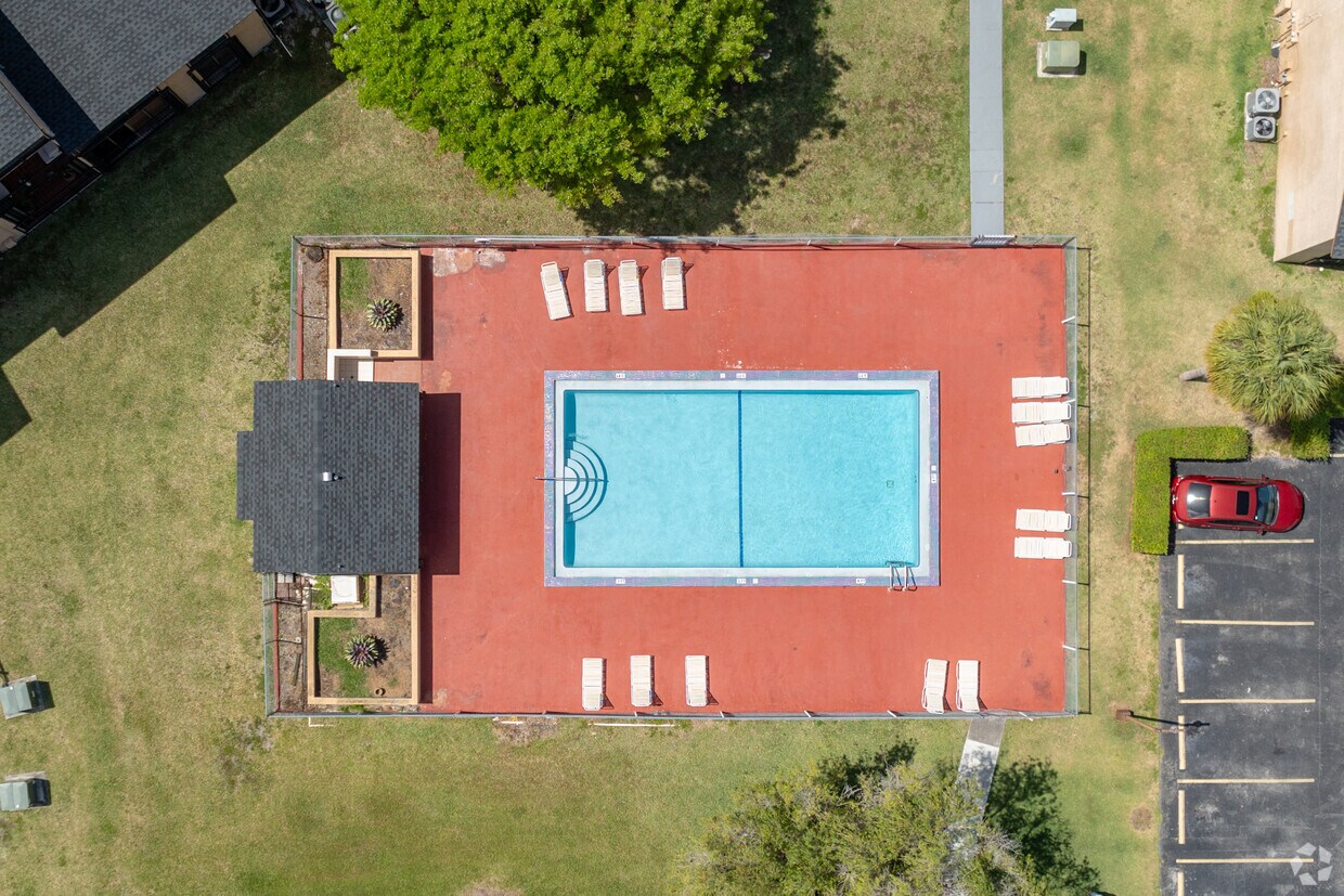 Foto del edificio - Lynbrook Courts Condominiums