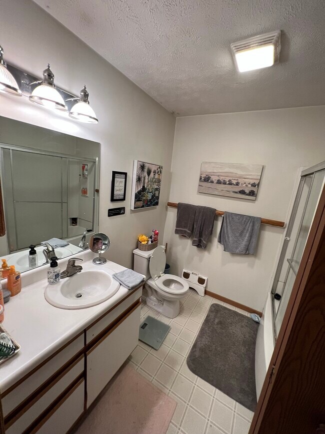 Baño - 619 Grant Ave