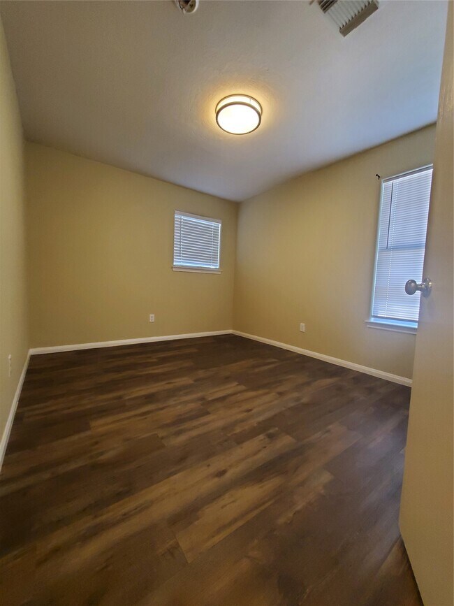 Foto del edificio - 9342 Canady Park Ln