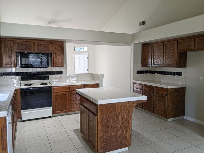 Building Photo - NE Fresno home close to Clovis North offer...