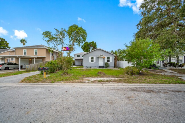 Building Photo - 3BD/1BA Home Available Now in North St.Pet...