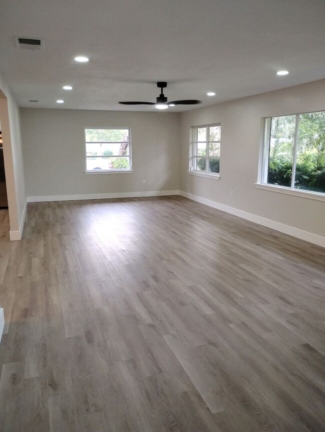 Building Photo - Upgraded 4 Bedroom in Deland - Available Now!