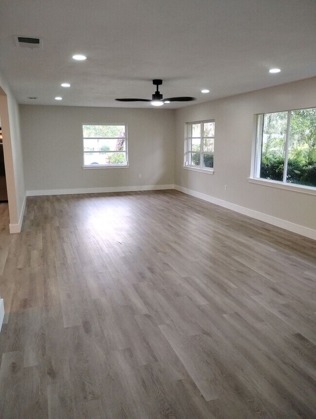 Foto del edificio - Upgraded 4 Bedroom in Deland - Available Now!
