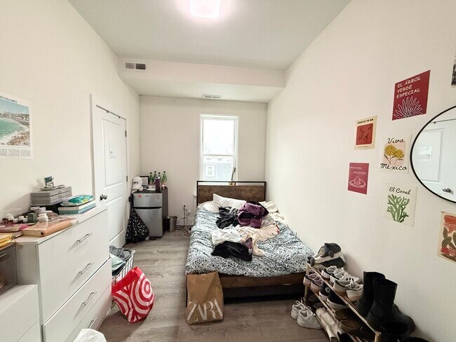 Foto del edificio - 301-305-305 Dudley St