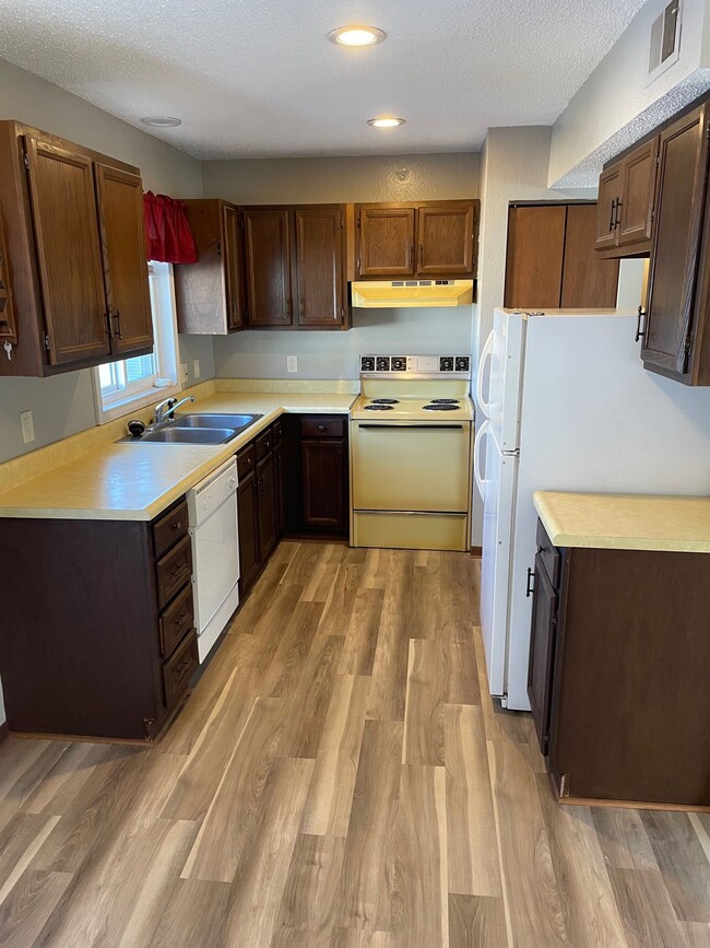 Foto del edificio - 806 Cedar River Dr