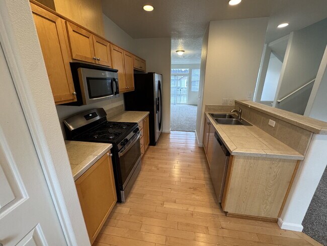 Building Photo - Tigard Townhouse in a Beautiful Neighborhood