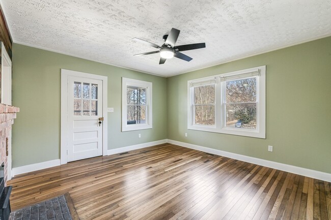 Building Photo - Fully Updated and Meticulous North Ashevil...