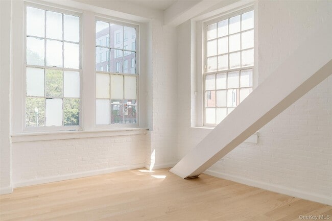 Building Photo - 155 River St