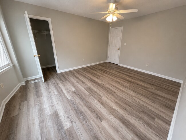 Foto del edificio - NOW LEASING FOR AUGUST 7TH 2026! 1/2 DEPOSIT SPECIAL