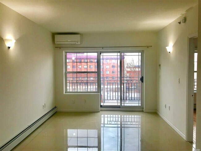 Foto del edificio - 71-66 Parsons Blvd