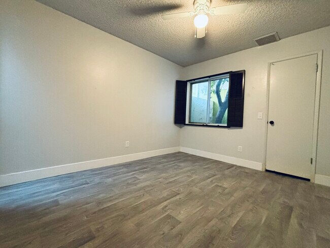 Building Photo - 4766 W Palmaire Ave