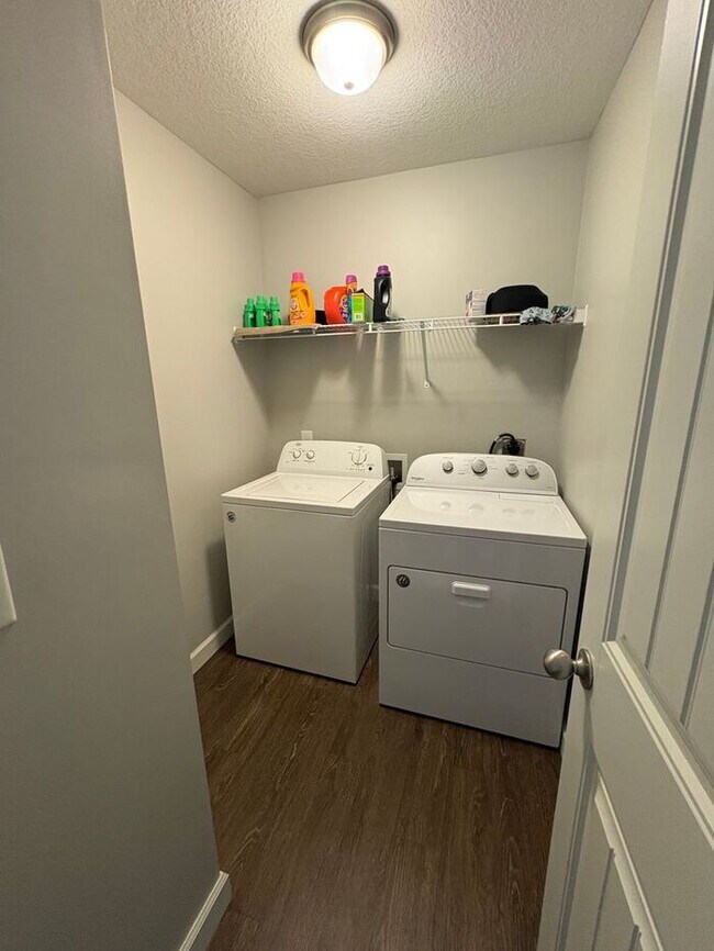 Foto del edificio - New Construction Home 3 Bedroom 2 Bath OFFERING $500 OFF FIRST FULL MONTH!!! Community Pool Open!!