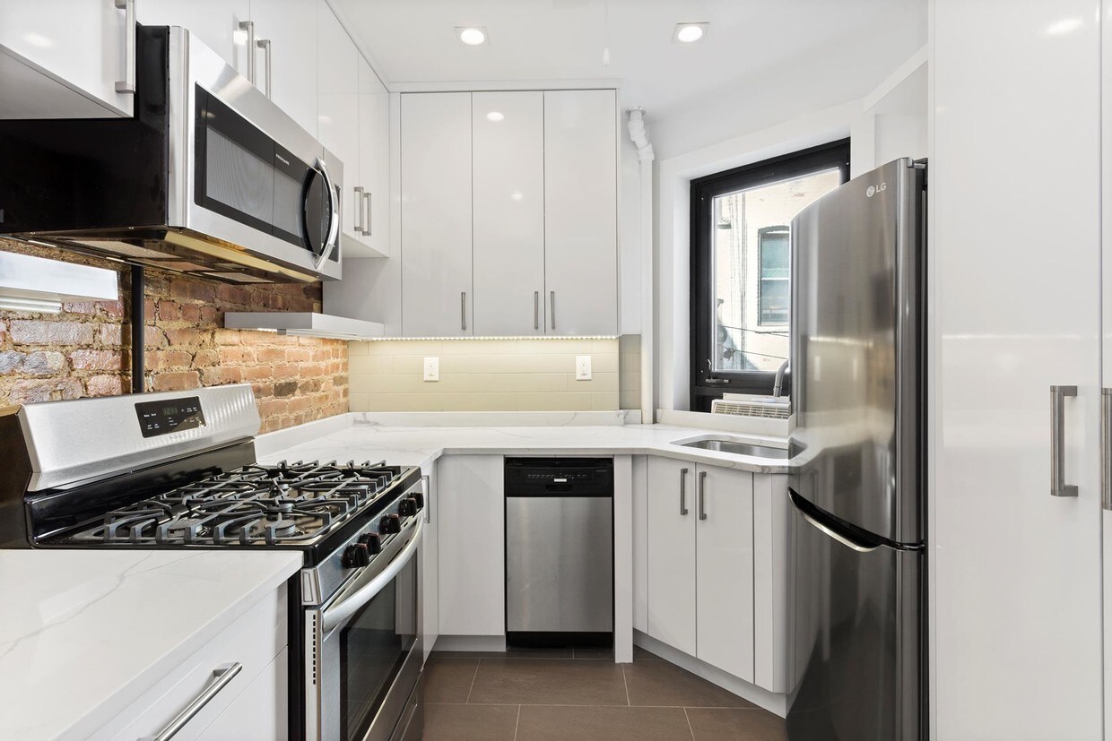 Primary Photo - 321 E 12th St