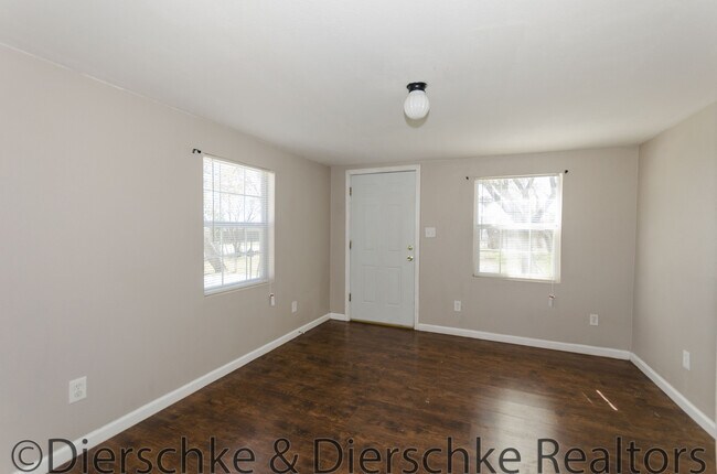 Building Photo - CUTE 2 bedroom home available late May!