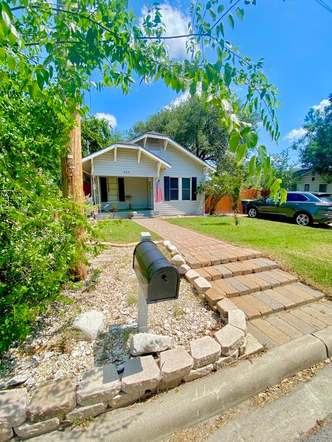 404 E Jones St, Beeville, TX 78102 House Rental in Beeville, TX