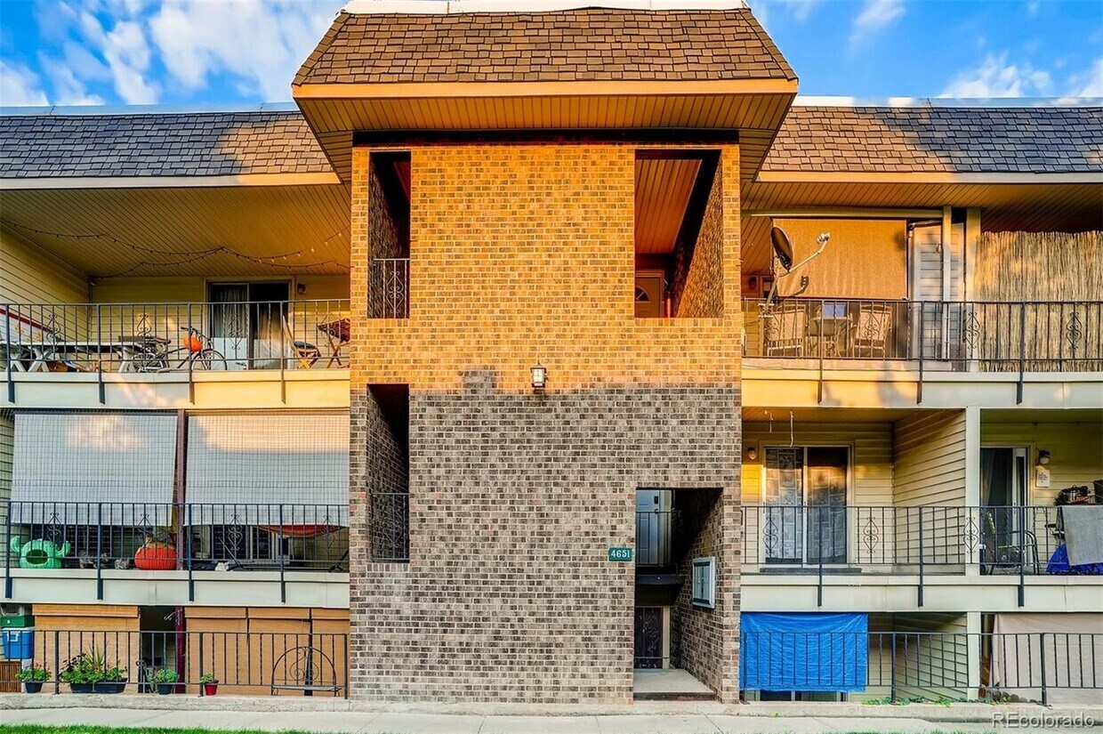 Foto principal - 4561 S Lowell Blvd