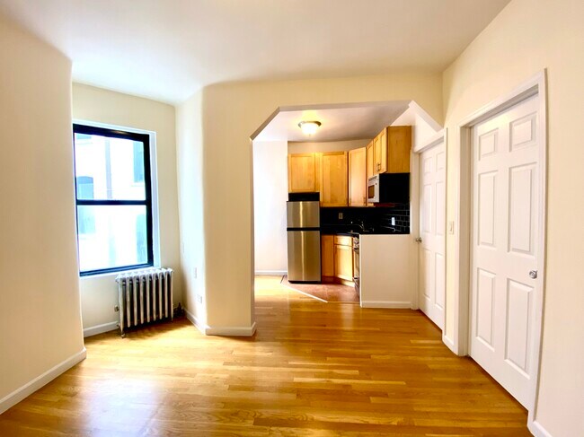 Building Photo - 230 E 78th St