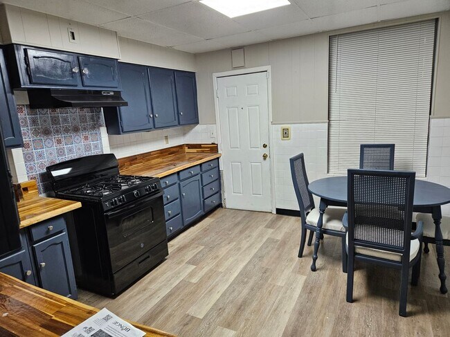 Building Photo - 5256 Lotus Ave
