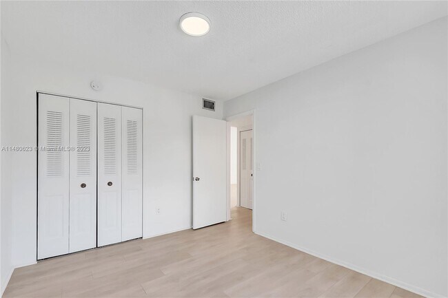 Foto del edificio - 7743 SW 86th St
