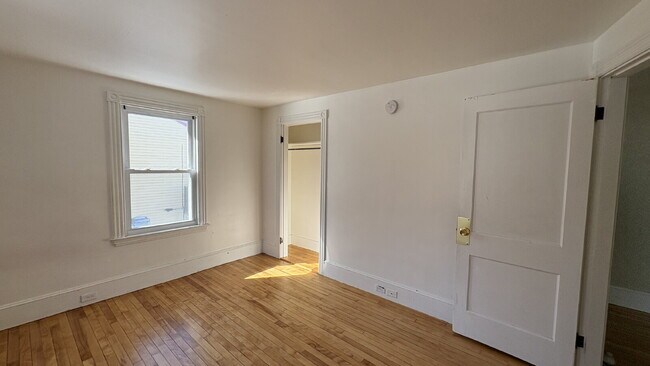 Building Photo - Charming 3-Bed Home with Gleaming Hardwood Floors in Westbrook – Your Cozy Retreat Awaits!