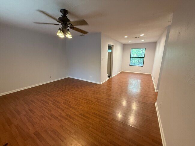 Frente de la sala de estar - 3202 Locke Ln