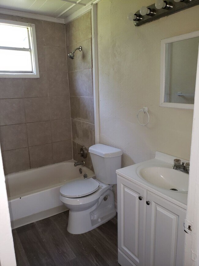 Foto del edificio - 2 bedroom central air and Heat