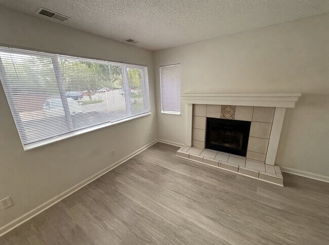 Foto del edificio - 650 Walden Cir