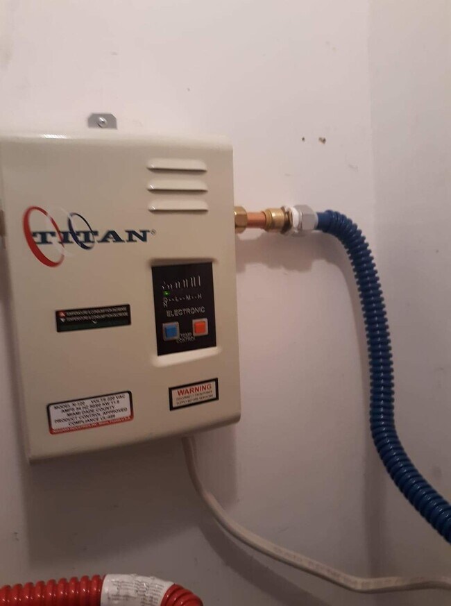 Tankless water heater extra closet space - 4939 Floramar Ter